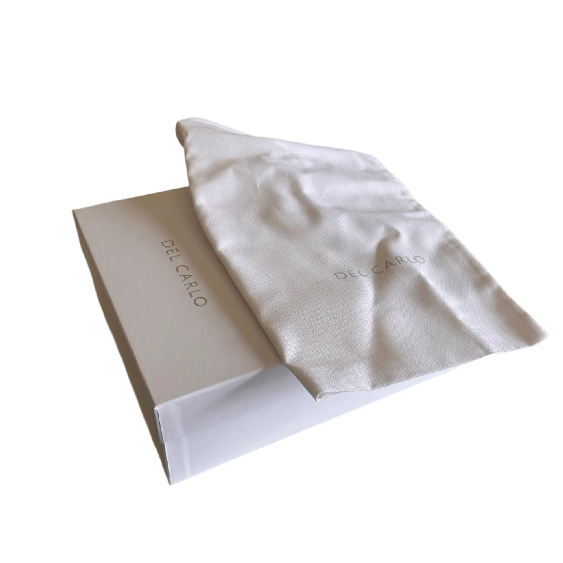 White hat with 'Del Carlo' branding on a white surface